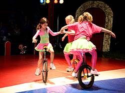 Salling Cirkus Kids optræder på ethjulet cykel i cirkusteltet